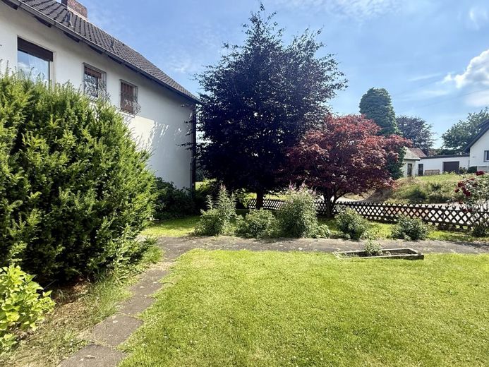 Viel Raum für Ideen: Zweifamilienhaus mit großem Garten, Garagen und Nebengebäude in Gohfeld – Großer Vorgartn