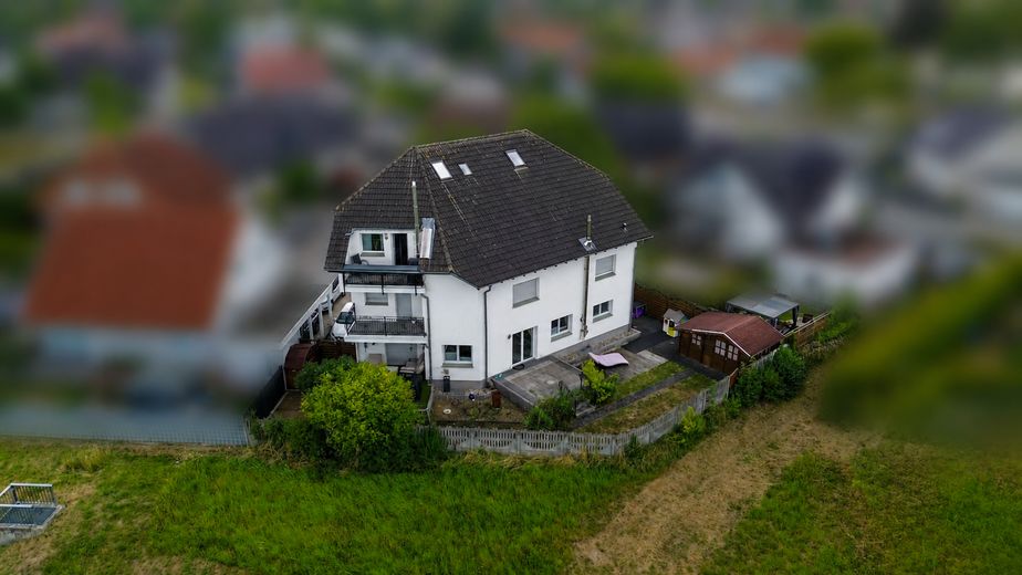 Außergewöhnliche 2-Zimmer-Dachgeschosswohnung mit Kamin, Vollbad, Balkon & ausgebautem Dachboden – Außenansicht_Rückseite