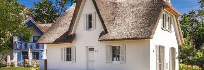 Thatched-roof cottage Weiße Woge in the Usedom fishing village near Zirchow