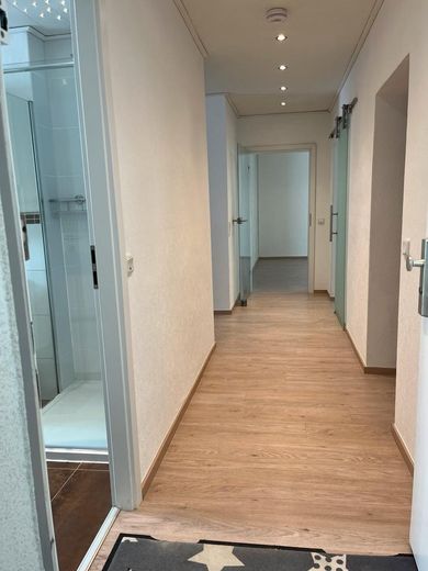 Bad Homburg'da komisyonsuz, ankastre mutfak ve balkon dahil aydınlık 3 odalı daire – sahibinden – Flur