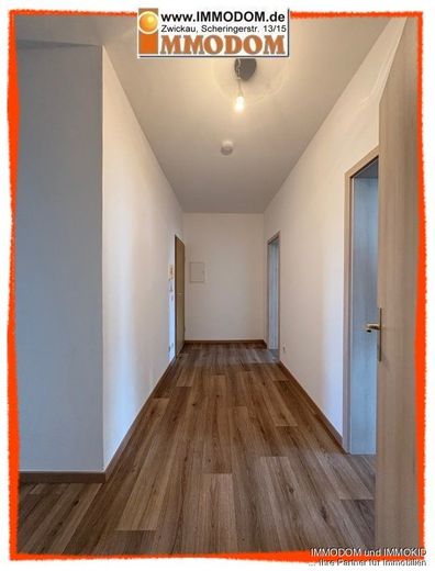 2-Zimmer-Wohnung, NEU RENOVIERT, zu vermieten!
Garage bzw. PKW-Stellplatz im Hof möglich – Flur