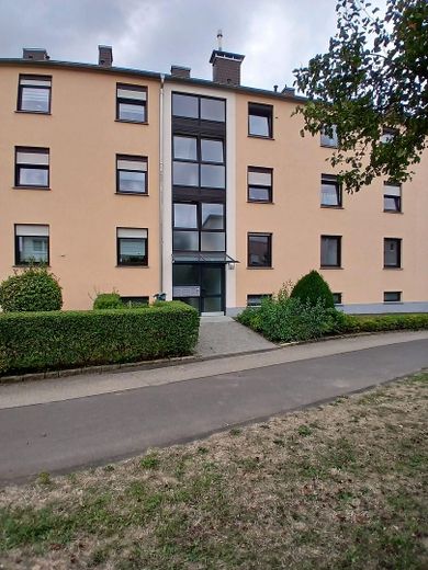 Piso de 4 habitaciones completamente renovado con balcón en Trier-Heiligkreuz – de alta calidad y listo para entrar a vivir – Außenansicht vorne