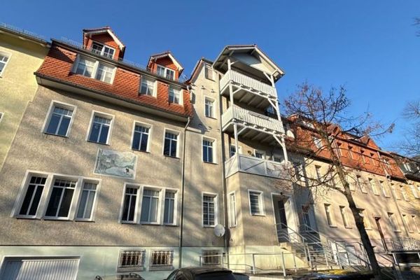 Casa plurifamiliare completamente affittata con balconi e posti auto in buona posizione!