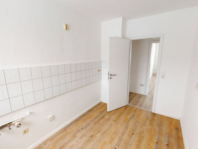 Move in now and receive 3 net cold rents as a gift*: Spacious 3-room apartment with bathtub – Ansicht II: Küche