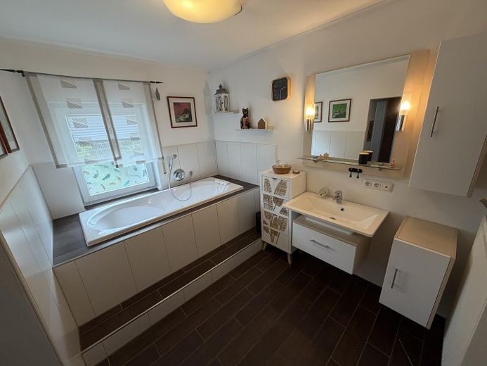Wackersdorf / Meldau – Großzügiges Ein-/Zweifamilienhaus mit Einliegerwohnung und PV-Anlage – Badezimmer