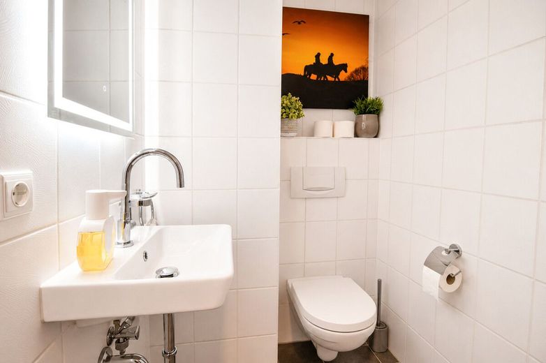 Süße Maisonette, eigener Eingang, mit Gärtchen und 2 Stellplätzen – Gäste WC EG