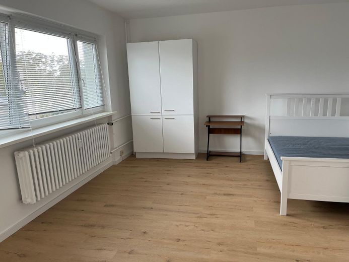 Joya residencial lista para entrar a vivir, con cocina a medida y tranquilo balcón con vistas al verde: ¡sin comisión! – Wohn- und Schlafzimmer 2