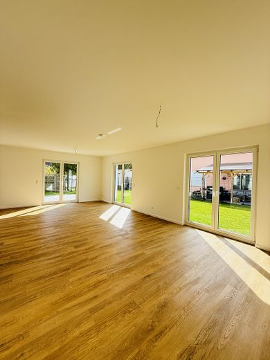 ✨ Modernes Neubau-Einfamilienhaus 3 Schlafzimmer Garten Fussbodenheizung Erstbezug ✨ – Wohnzimmer