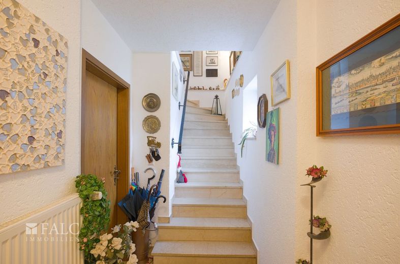 Gepflegtes Einfamilienhaus in Kürten: Ankommen &amp; Wohlfühlen - mit Kamin und Garten – Flur EG