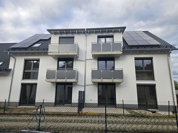 First occupancy attic apartment in the new 8-family house built to KfW 40 standard – Aussenbild