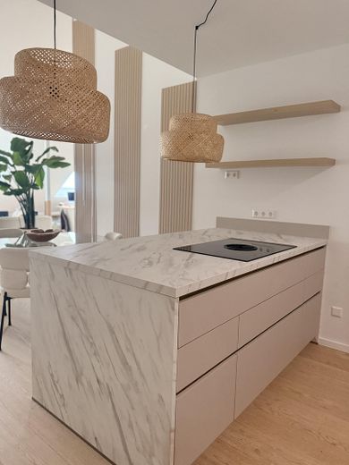 Exklusive neuwertige Traumwohnung: Klimatisiert, voll möbeliert - – Küche