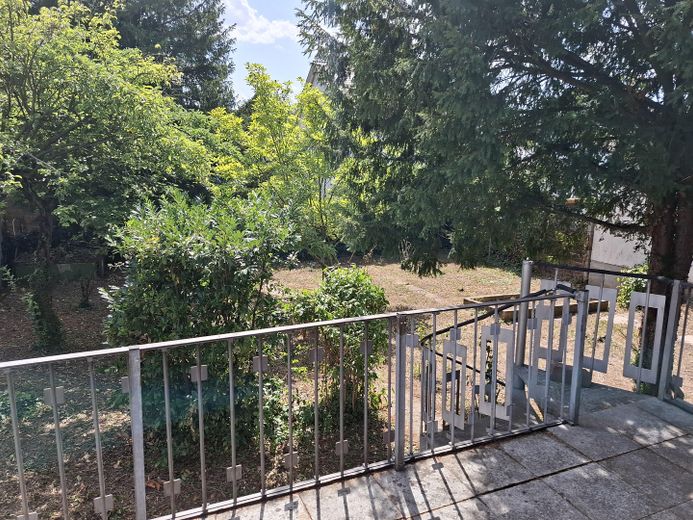 Büyük bir üst hakkı arsası üzerinde tasarım potansiyeline sahip müstakil şehir villası – Terrasse mit Wendeltreppe