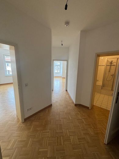 Dresden, ETW im Stadtteil Striesen, Nähe Blaues Wunder – Gang li. SZ re. Bad gerade WZ 