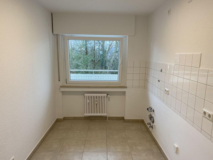 Investimento immobiliare lungimirante - Luminoso appartamento con 2 locali, balcone, ascensore e garage a Siegburg – Küche