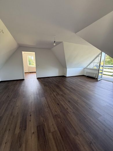 Traumhafter Erstbezug im DG! Sanierte Dachgeschoss-Oase mit Feldblick & Stellplatz – Wohn-Essbereich