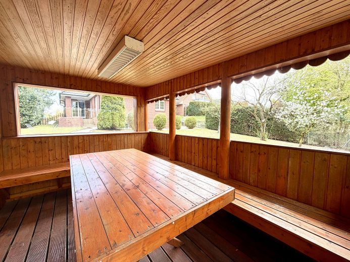 225 qm Familienglück auf 2 Ebenen + Toller Garten, Sauna & Kamin – Grillhütte