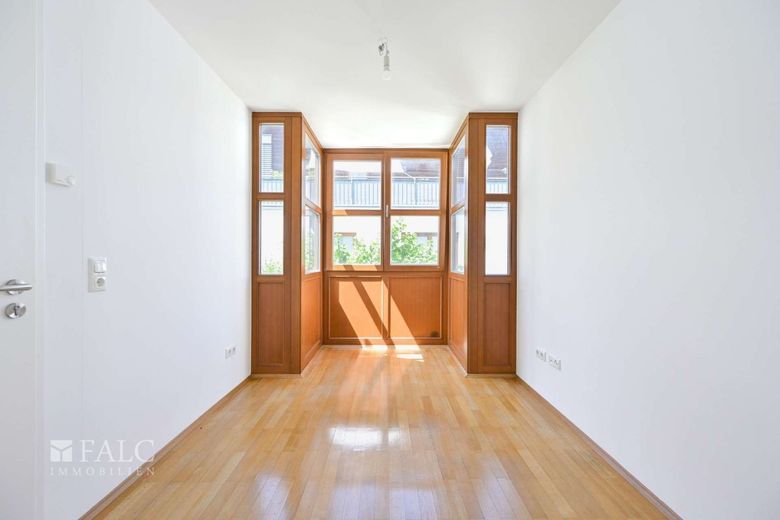 Wohnglück auf vier Ebenen - modernes Reihenmittelhaus in begehrter Lage von Feldmoching – OG Küche Blick Fensternische gerade
