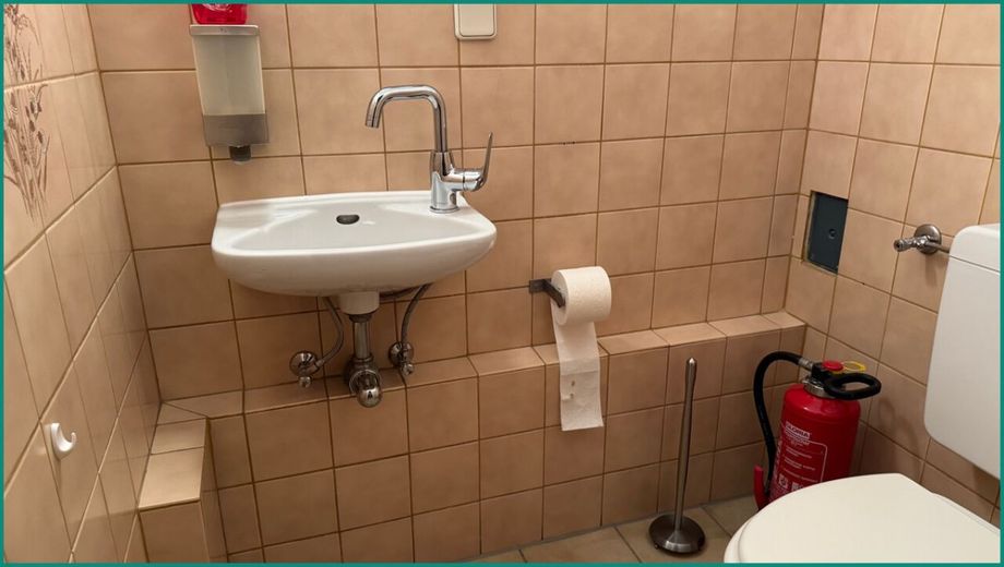 EBENERDIGE ATTRAKTIVE BÜRORÄUME IM STADTZENTRUM VON RADEVORMWALD – Toilette