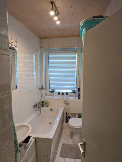 Provisionsfrei: Vermietete 2-Zimmer-Kapitalanlage – Badezimmer