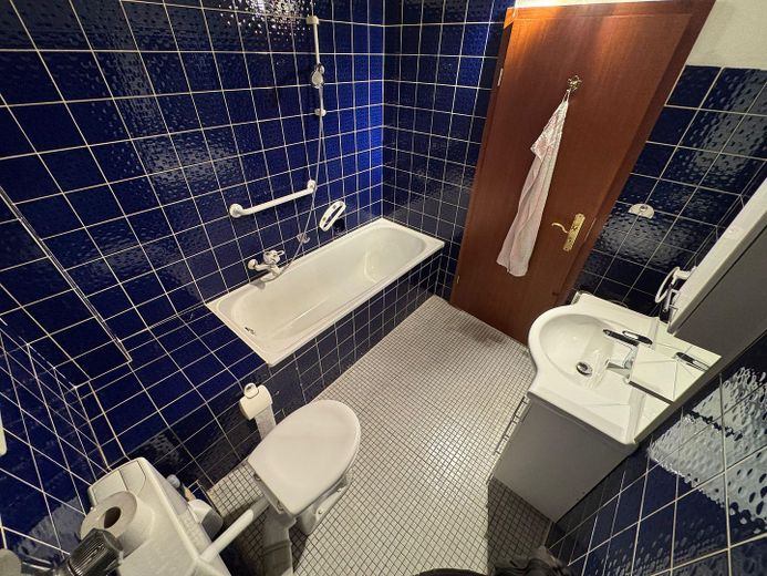 Badezimmer mit Wanne 