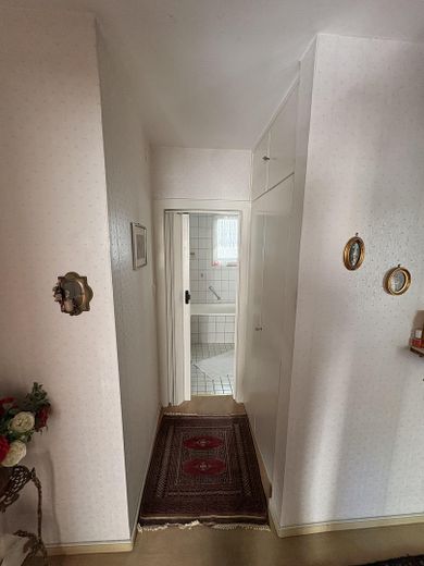 Wiesbaden’de 3 odalı daire – Flur in Richtung Bad
