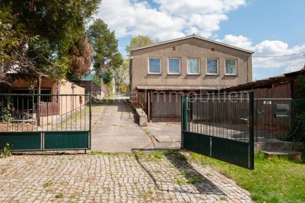 Weixdorf - vrijstaand huis met bedrijfsruimte en opslaghal