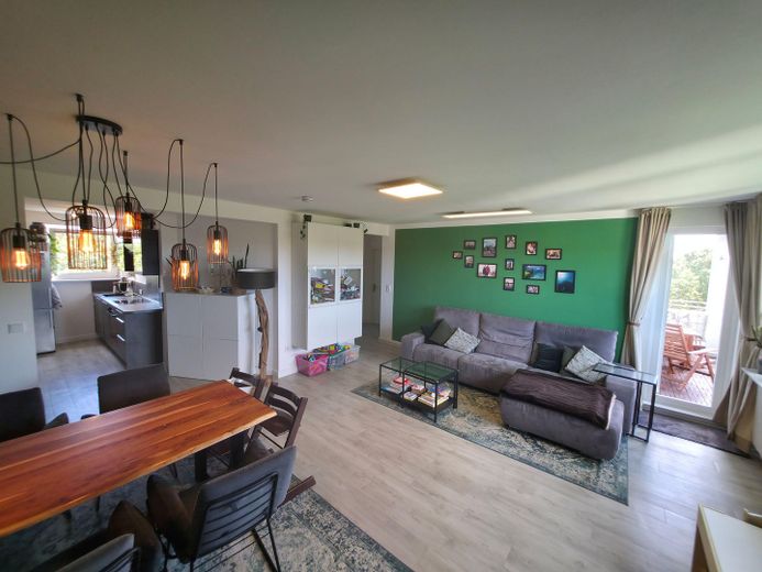Bremen Neustadt’ın çatılarının üzerinde yaşam – gün batımları sunan modernize edilmiş 4 odalı daire! – Offene Wohnküche