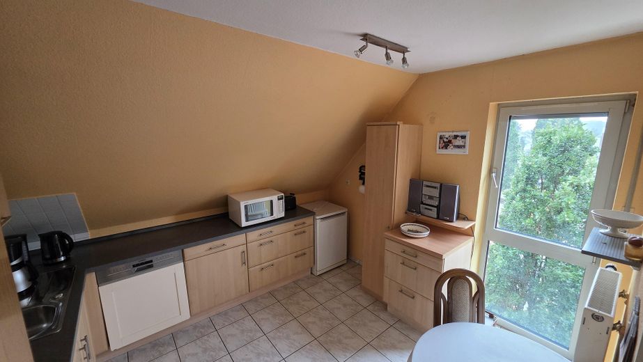 Luminoso apartamento de 3 habitaciones en el ático, 90 m², balcón, ascensor y cocina equipada – Spelle-Mitte, disponible a partir de octubre – Küche mit Fenster