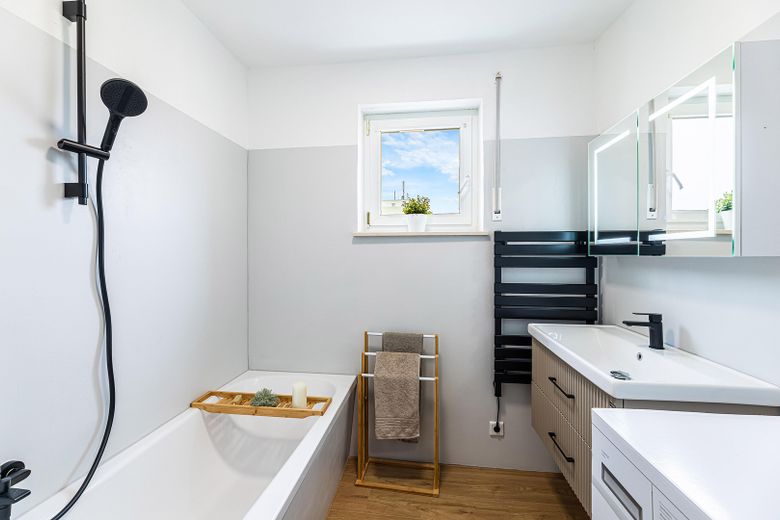 Tageslichtbad mit Badewanne