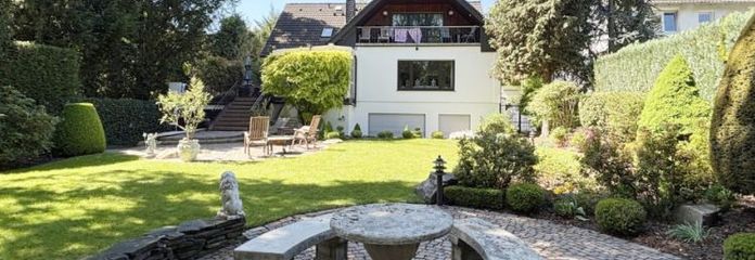Villa cittadina estremamente curata e spaziosa in posizione tranquilla con ampio giardino simile a un parco