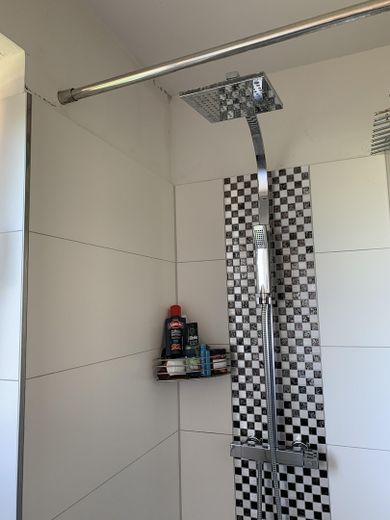 Schöne Lichtdurchflutete 4 Zimmer Wohnung – Bad