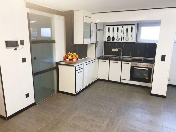 127 m² PRIVATES WOHNEN MIT EIGENEM POOL & GARTEN – 2 GARAGEN + 1.920 € KALTMIETEINNAHMEN – Nutzflächen Küche