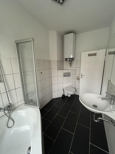 Innenstadtwohnung mit Balkon und Stellplatz – Badezimmer