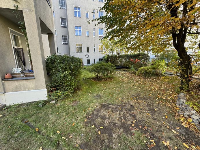 Ruhige 2-Zimmer-Altbauwohnung mit neuer Terrasse und grünem Innenhof – Innenhof
