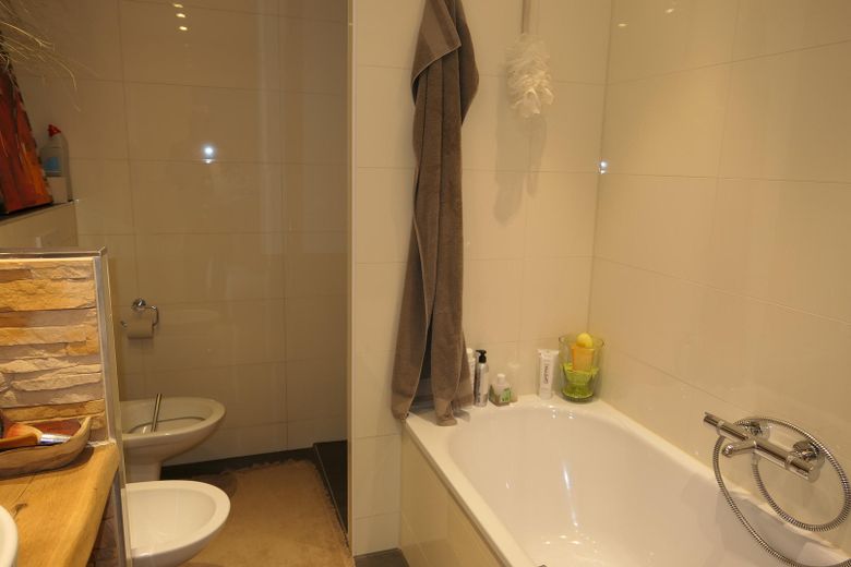 Gran casa adosada con 2 viviendas independientes: vivienda en propiedad de 4-5 habitaciones y vivienda en propiedad de 3 habitaciones, junto al campo – WC, Bidet, Doppelwachbecken