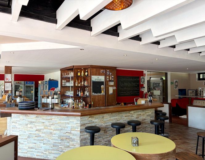 Großes Restaurant/Café mit Sonnenterrasse und zwei Kegelbahnen im Tennisclub TG 49 Bochum – Theke
