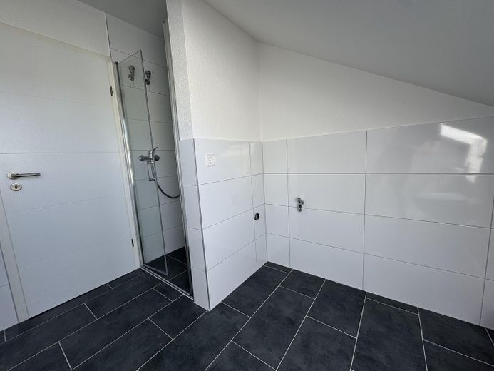Sanierte 3-Zimmer-Dachgeschosswohnung mit Dachterrasse und Tiefgaragenplatz – Bad