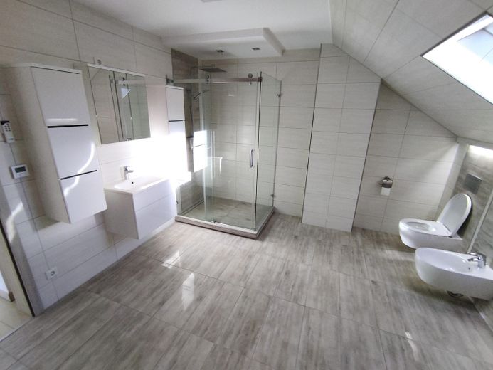 Nowoczesny dom bliźniaczy z panoramicznym widokiem w Kommern | Klasa energetyczna A | Bez prowizji – Foto 8