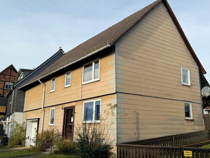 !PROVISIONSFREI! Einfamilienhaus in Staufenberg-Landwehrhagen (6 Zi) – wohnlich & gepflegt in der Dorfmitte ++ Balkon, Garten, Garage, Kaminanschluss, Waschküche, Dachboden ++ Monatsrate 435,- € – Foto 1