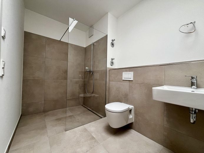 ERSTBEZUG: Helle 3-Zimmer-Wohnung mit Balkon – Badezimmer 