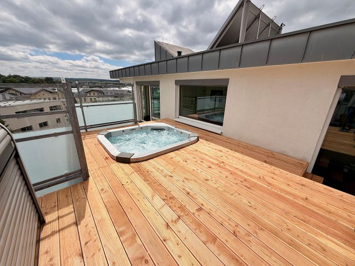 Limburg şehir merkezinde lüks penthouse – 196 m², katedral manzarası, whirlpool ve Gaggenau mutfak – Holzdeck mit Jacuzzi