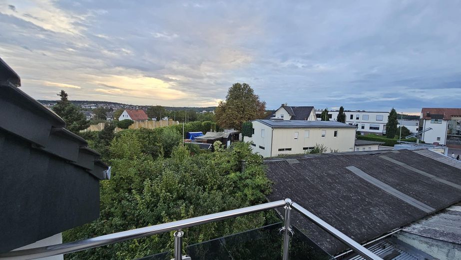 3,5-Zimmer-Wohnung in Bad Vilbel: Modernes Wohnen mit Dachboden – Balkon Aussicht