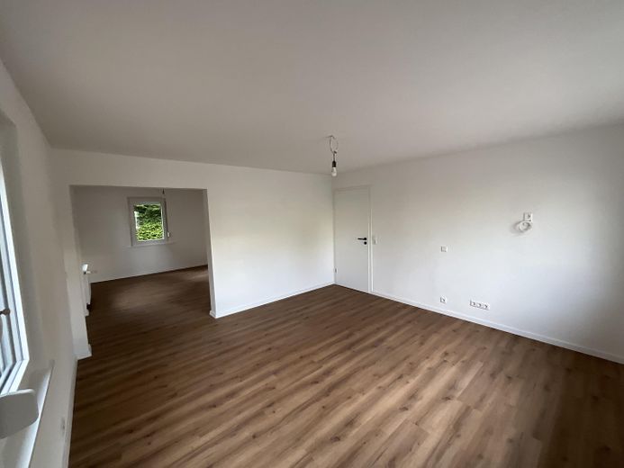 **SPRZEDAŻ PRYWATNA dom bliźniaczy / PIERWSZE ZASIEDLENIE po CAŁKOWITEJ RENOWACJI / nowa KUCHNIA NOBILIA / spokojna DZIELNICA MIESZKALNA** – Wohnbereich (EG)