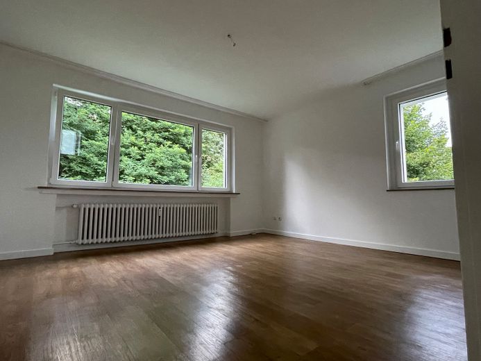 Sanierte 60qm Wohnung mit großen Balkon  in Essen Bergerhausen an Einzelperson mittleren Alters – Wohnzimmer
