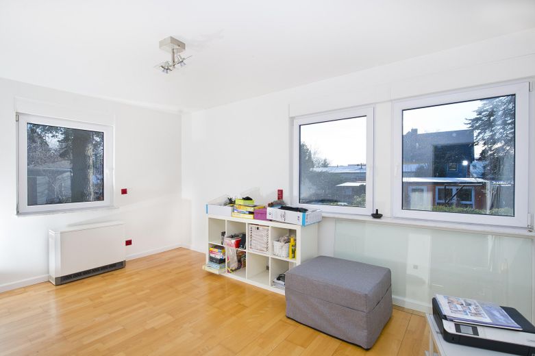 Haus im Bungalowstil als Fertigbau mit Pool, Nebengelass und großem Grundstück – Zimmer