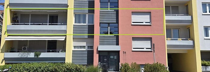 Placement financier avec perspectives – 2 logements loués + parking souterrain | 135 m² | 17.640 € de loyer annuel hors charges – Vorderansicht Wohnhaus