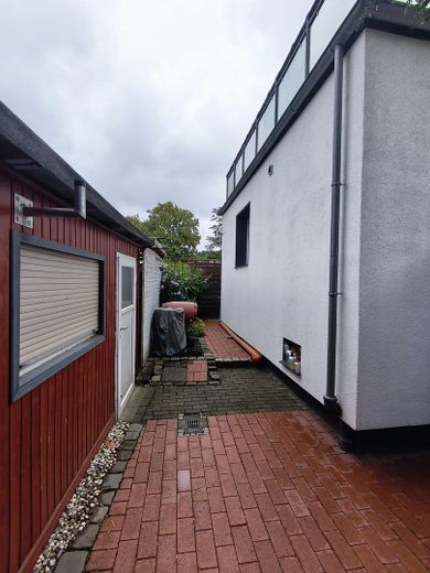 Einziehen und Wohlfühlen – Hintere Teil mit Gartenhütte