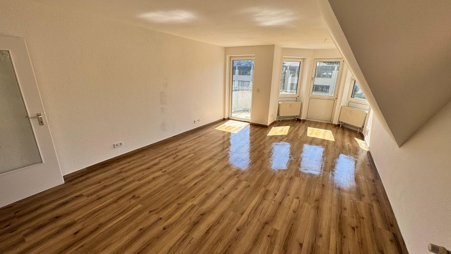 Aucune attente : spacieux refuge de 2 pièces à Lokstedt (prêt à emménager et sans commission) – Wohnzimmer