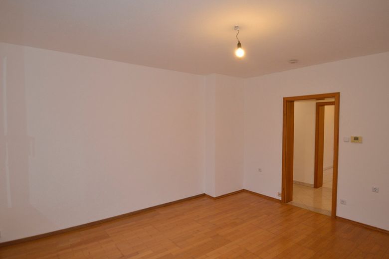 5 Zimmer Maisonett-Wohnung mit 2 Bädern und ca. 124 m² Wohnfläche im beliebten Langerfeld – Wohnzimmer unten