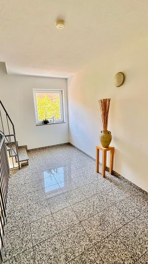 Provisionsfreie Maisonette-Wohnung mit Wohlfühlcharakter in Schwegenheim bei Speyer – Hausflur (Treppenhaus)